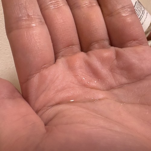 手のひらにのばしたトラックオイル ジャスミン