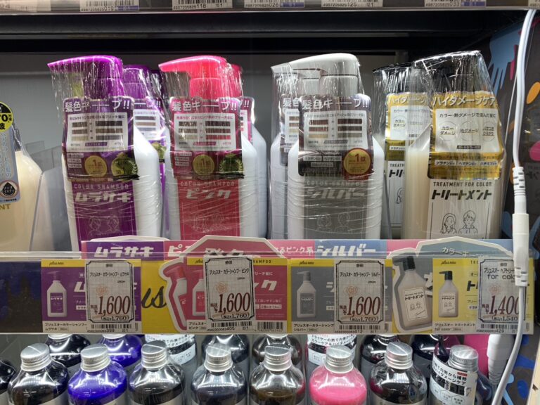 店頭に並ぶ白髪用のシャンプーやトリートメント