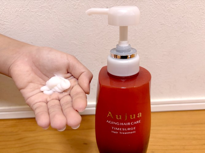 オージュア タイムサージ ヘアトリートメントを手に出したところ