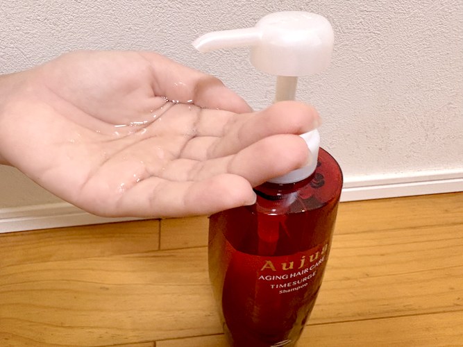 オージュア タイムサージ シャンプーを手に出したところ