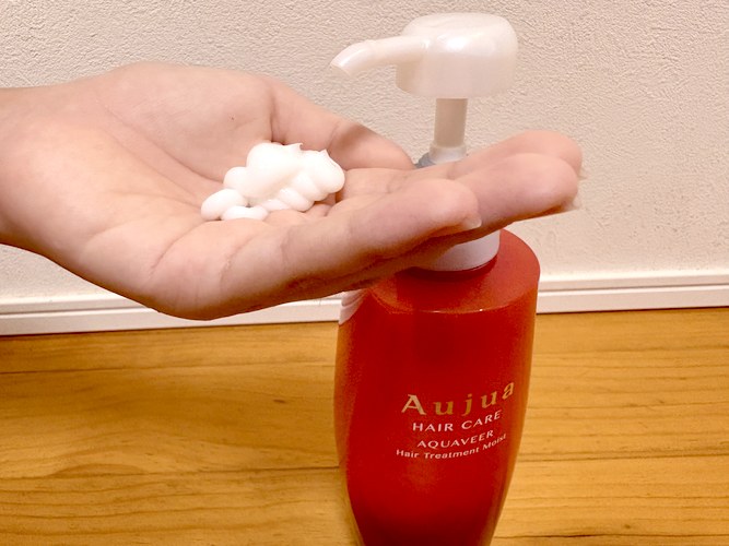 オージュア アクアヴィア ヘアトリートメント モイストを手に出したところ