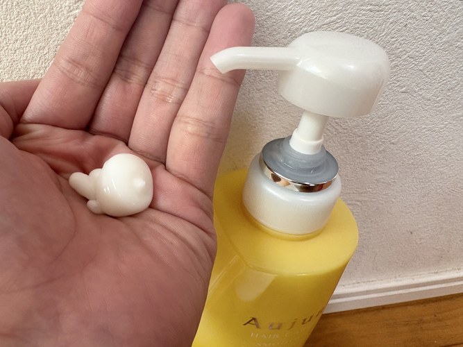 オージュア スムース ヘアトリートメントを手に出したところ