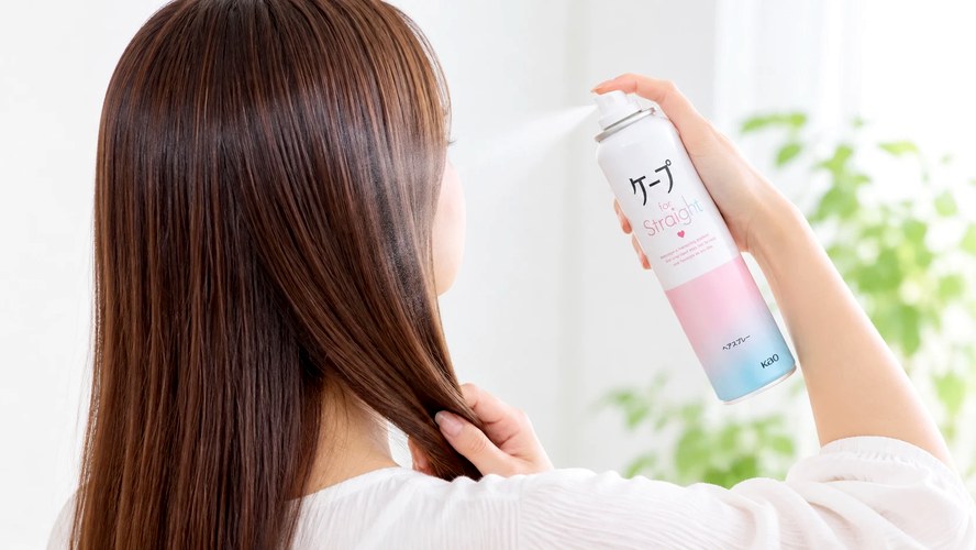 ケープ for Straight を髪から離してスプレーするところ
