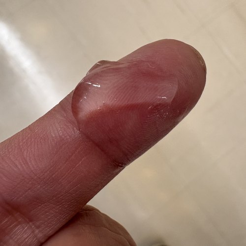 指にとったMAROのジェル